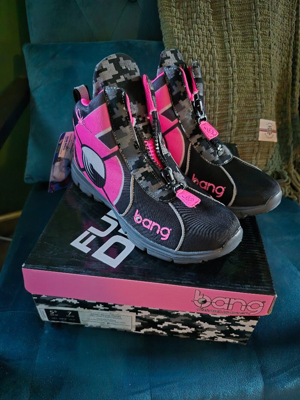 NIB Bang Energy Fuchsia Trance Mid High Camo Fighter Gym Shoes W 7